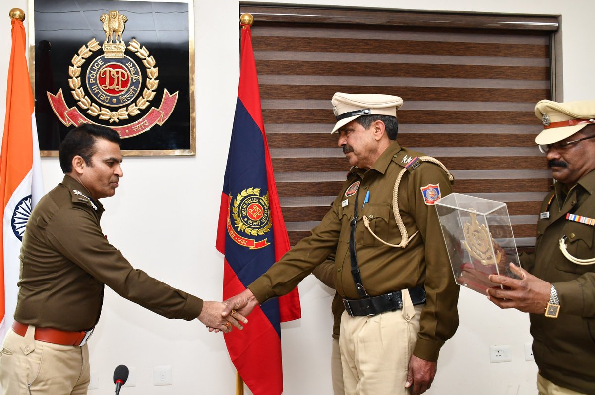 dpa_delhipolice's tweet photo. सेवानिवृति
आपकी वर्षों की सेवा और समर्पण के लिए धन्यवाद। 
W/Insp Uma Bhardwaj
SI Mahkar Singh
Hc Manbir Singh
MTS Harish Chand
DPA की और से आपको आनंद, विश्राम और नए रोमांच से भरी सेवानिवृत्ति की शुभकामनाएं। https://t.co/Ys1i3QTi5l