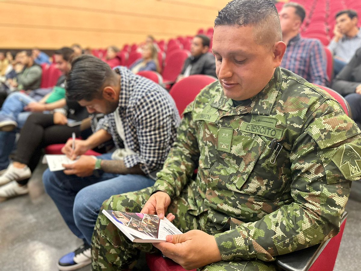 Ingenieros_EJC's tweet photo. Con un mensaje inspirador el Director de la Escuela de Ingenieros, Teniente Coronel Juan Camilo Vera Garzón,  dio la bienvenida a los estudiantes de la Especialización en Diseño y Construcción de Vías y Aeropistas. 
#EducaciónMilitar https://t.co/ZsETZxdXWQ