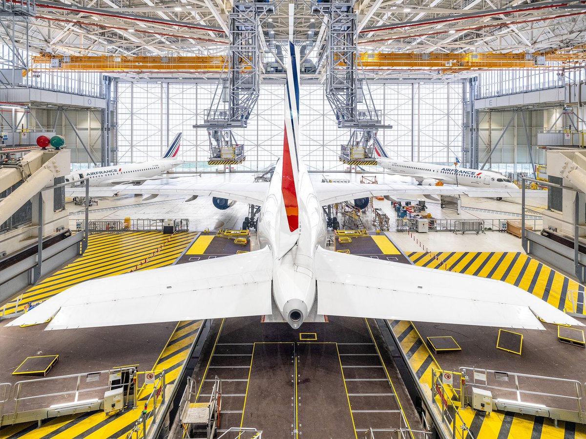 A peek inside the @AFIKLMEM hangar at CDG, with the @airfrance A350 at rest. To everyone who works in aircraft maintenance, you really do have the coolest job!! #avgeek