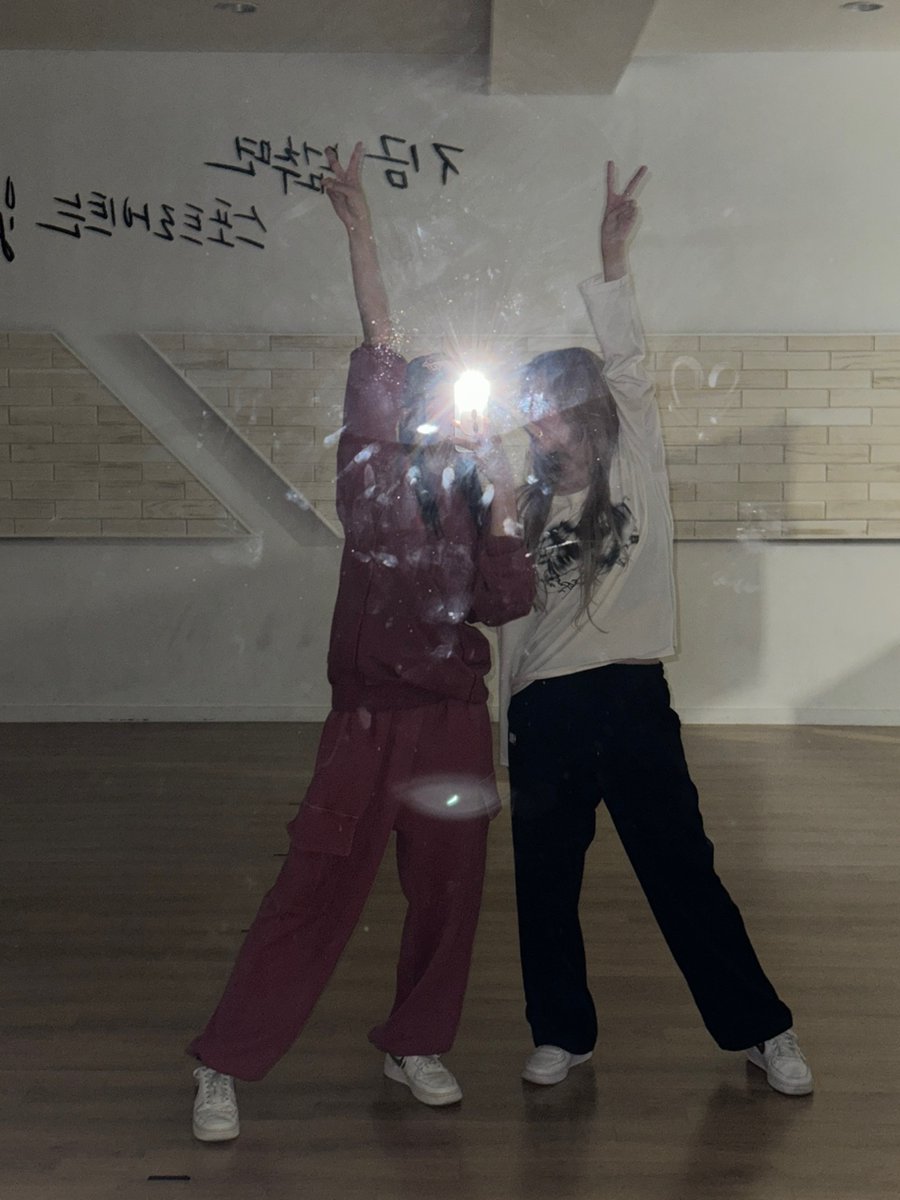 [벨늘🧚🦋☁] 누가 우리 거울에 자국 남겼어 ?! (잘 보면 하트로 ..!!!)

#KISSOFLIFE #키스오브라이프 #KIOF 
#BELLE #벨 #HANEUL #하늘