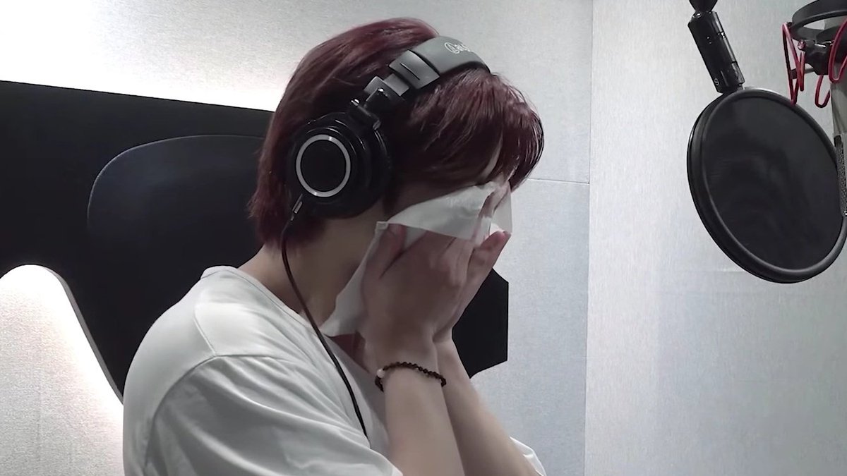 smolsungies's tweet photo. they wear their bracelets on opposite wrists so when they hold hands they can see their bracelets linked together („• ᴗ •„) https://t.co/jQ4QF7M2ne