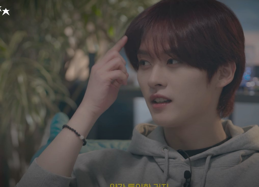 smolsungies's tweet photo. they wear their bracelets on opposite wrists so when they hold hands they can see their bracelets linked together („• ᴗ •„) https://t.co/jQ4QF7M2ne
