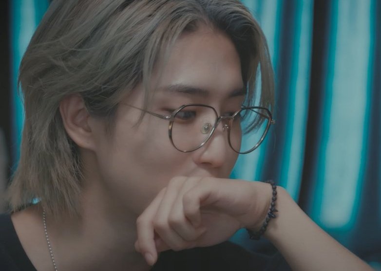 smolsungies's tweet photo. they wear their bracelets on opposite wrists so when they hold hands they can see their bracelets linked together („• ᴗ •„) https://t.co/jQ4QF7M2ne