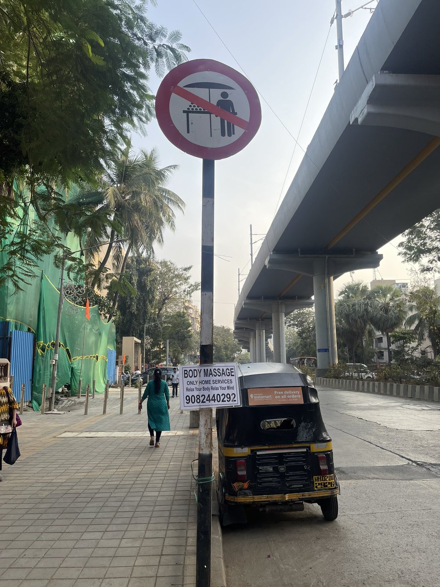 NehaChimbulkar's tweet photo. What an amazing sign-post. No hawking near a metro station. Hope this also means hawkers get fined- similar to how you would be fined ₹2000 - ₹25000 apparently for parking in a no parking zone 😂 

@mybmc way to go- just make sure it’s implemented! https://t.co/GS6EPhabyZ