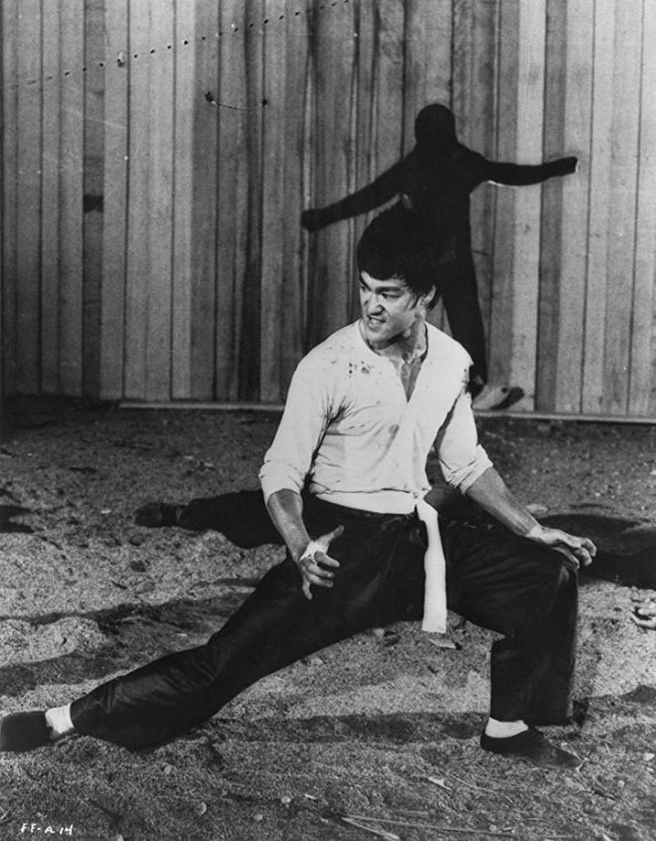 Cheng Chao-an (#BruceLee) didn’t punch but He kicked a thug through the ice factory wall, leaving behind a comically perfect man-shaped hole…in #TheBigBoss1971!