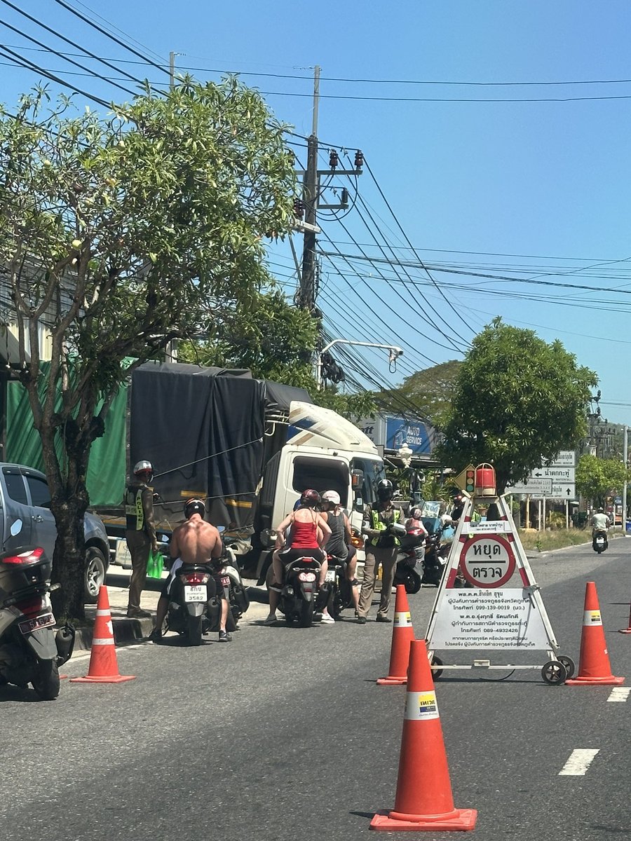 0xZiye's tweet image. 分享下泰国的摩托车小文化…

警察看到外国人骑摩托艇就会拦住查驾照…

有驾照就免费，没驾照的话排队交钱就行…

交完记得保存好罚单，一个罚单能用三天…

#摩托车#泰国🇹🇭