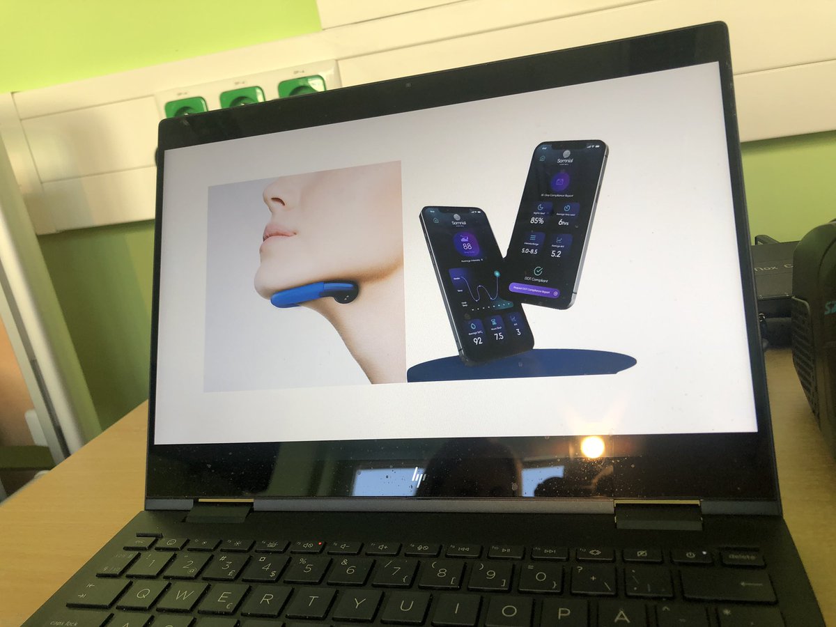 Rebikova_CT's tweet photo. Maska na obličej a monitorovací přístroje v jednom malém zařízení.

Vyvíjejí ho vědci z Masarykovy univerzity ve spolupráci se spánkovými laboratořemi FN Brno a FNUSA.

Pomůže pacientům, kteří trpí syndromem zástavy dechu. https://t.co/8zgzhFyYaW