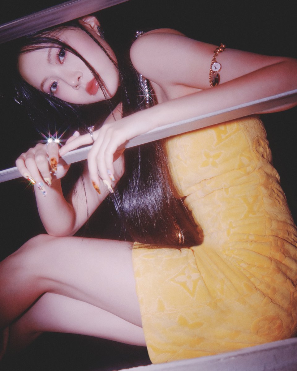 LE SSERAFIM 3rd Mini Album 'EASY'
CONCEPT PHOTO
BALMY FLEX
#HONGEUNCHAE #홍은채

weverse.io/lesserafim/med…
2024.02.19 6PM (KST)

#LE_SSERAFIM #르세라핌
#LE_SSERAFIM_EASY #MakeItLookEasy