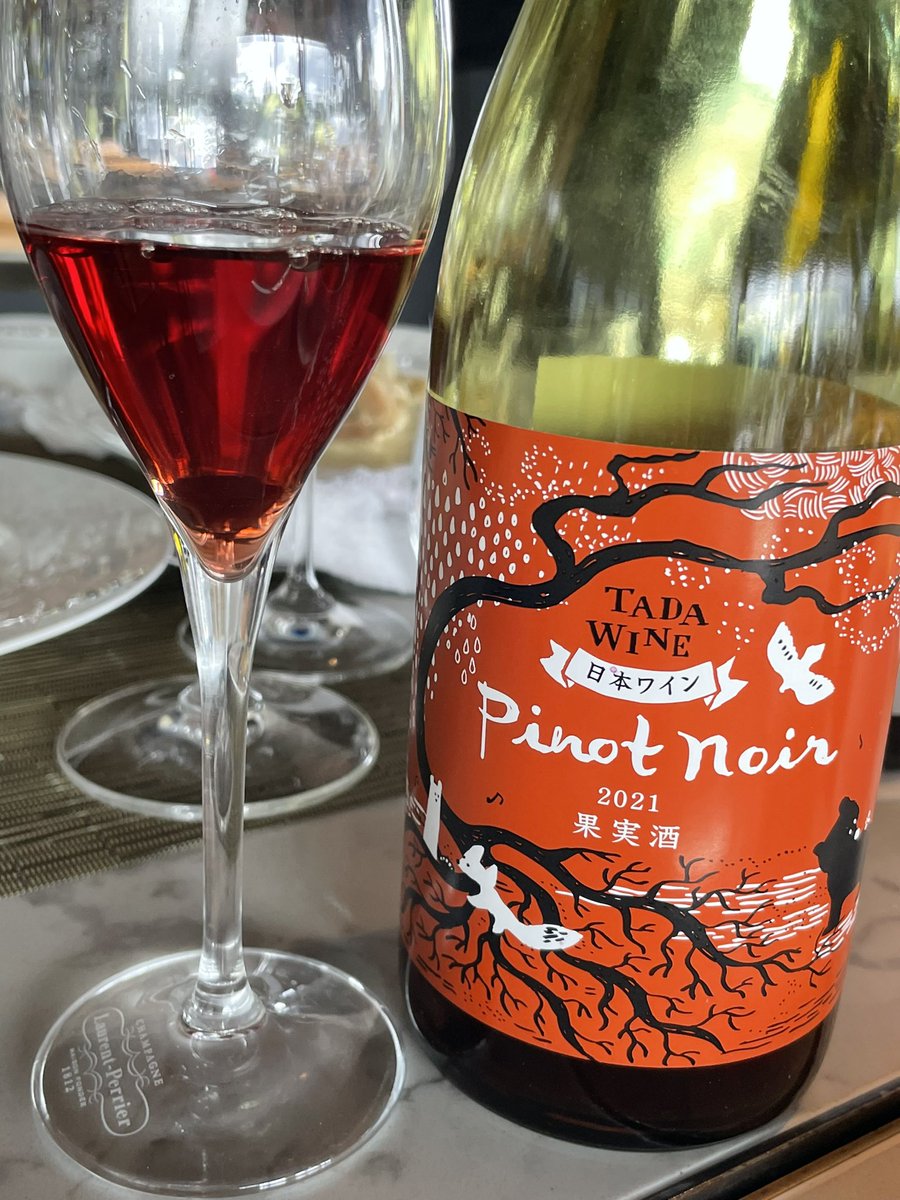 ceciliamememe's tweet photo. 週末の持ち寄りワイン会🍷
リストを見て飲むワインを考えていたら
前に座っていた方が、これいかがですか？
少し離れたところに座っていた友人は
これ、飲んどき！と次から次へと
ボトルがやってきた😅
なので
テイスティングをメモする間もなく😆
残るは写真とリストとあやふやな記憶
#日本ワイン会 https://t.co/xkPA8hLNrv