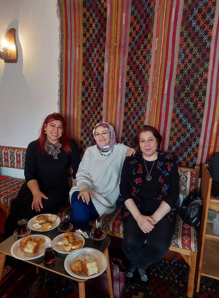 Bugün misafirlerimize Hesna ablamızın ikramlarını servis edip hoş vakit geçirdik. Kendisine çok teşekkür ederiz.