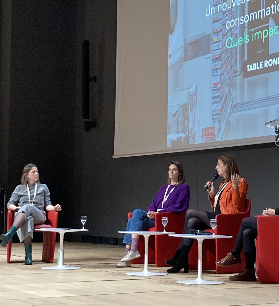 FranceStockpro's tweet image. [TOUS POUR LE RÉEMPLOI] Aujourd’hui à la @SMABTP, se déroule un événement dédié au #réemploi. @ClaireBretton @BeneBarbryFeltz et #LaetitiaVasseur informent sur les #impacts de la mise en place de l’économie #circulaire tant financièrement qu’organisationnellement!