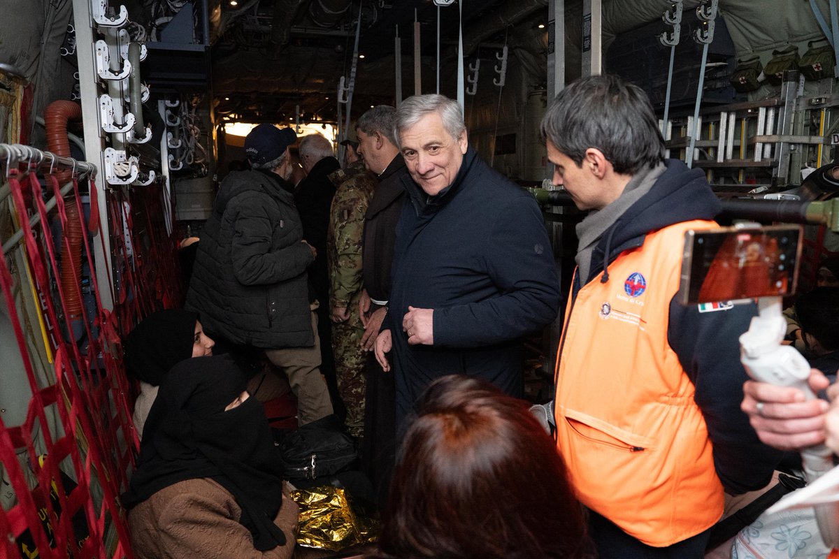 minasio's tweet photo. Si fa il diplomatico per prevenire le guerre. 

Partecipare ad un'azione umanitaria fa sentire utili.

Grato per avere potuto lavorare all'evacuazione da Gaza dei bambini feriti e delle loro famiglie, con i colleghi della #Farnesina e dello Stato. https://t.co/eRCDzXGgWQ