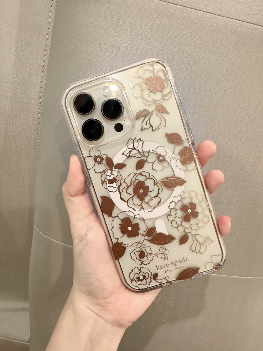 Chompooreview's tweet photo. เคสนี้ใช้ดีมากของ Kate spade ได้ของขวัญวันเกิดมาจากแฟน ซึ่งแต่แรกเราไม่รู้จักเลย
แต่พอใช้แล้วติดใจมาก
เคยทำตกพื้นไม่เป็นอะไรเลยทนมาก
ที่สำคัญลายโคตรสวยย ถือไปไหนคือส๊วย!!
มี Magsafe ครบ
พิกัด 14 promax https://t.co/OlLtCNRpsB
พิกัด 15 promax https://t.co/noSiVdY0Sb https://t.co/cfFdKO36bF
