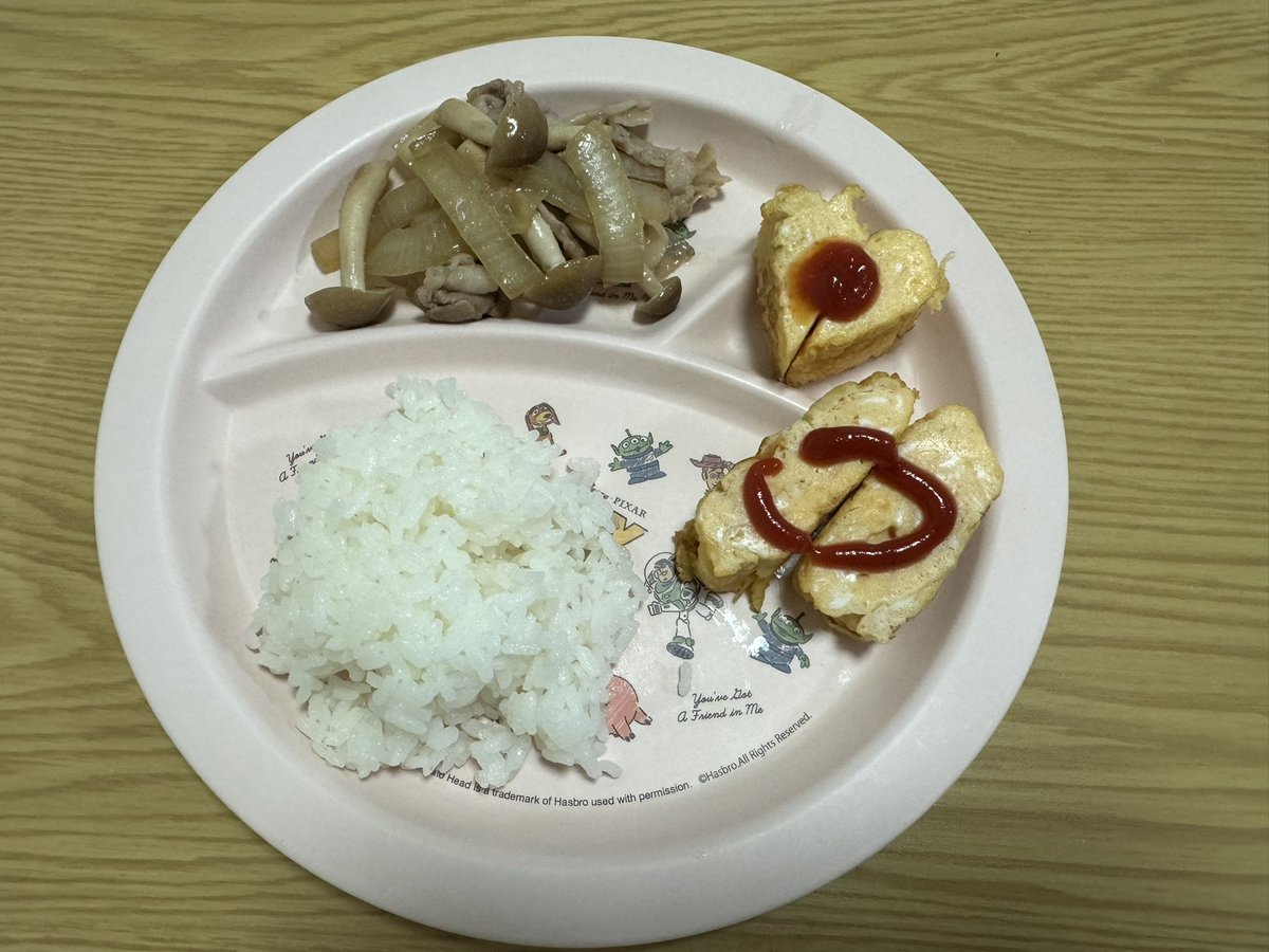 futayuku's tweet photo. 今日保育園から帰宅後、
息子が
「今日も誰とも遊ばなかったよ、いつもひとりで遊んでる」
って言われて
なんかなんとも言えない気持ちになった😢

前先生に聞いたら、
「みんなと仲良く遊んでますよ〜」
って言ってたのに、

どっちが本当なんだ笑 https://t.co/owIrblcnCF