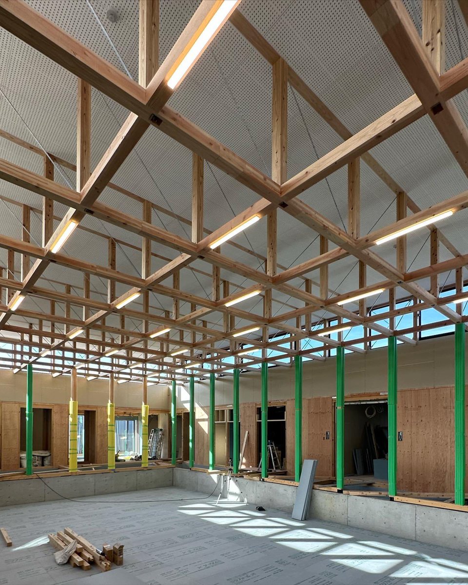 kinoarchi's tweet image. 奈良県斑鳩町のこども園、引き続き竣工に向けて現場は佳境。遊戯室の内部足場がとれて、木造トラスが姿を現す。いい光！
@kino_architects #masahirokinoshita #kindergarten #woodstructure #nara #ikaruga #architecture