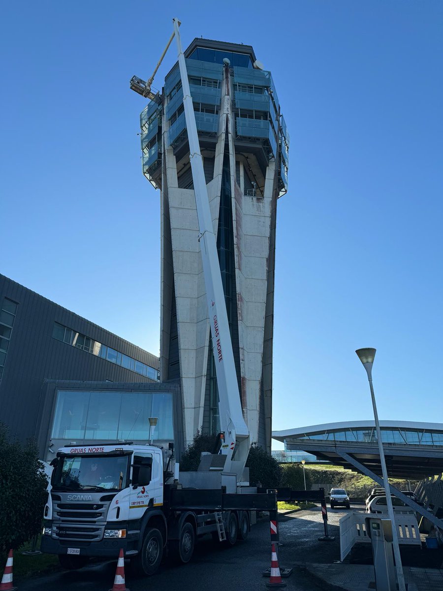 gruas_norte's tweet photo. Nuestro camión con cesta elevadora Palfinger, de 60 metros, realizando labores de mantenimiento en la torre de control del aeropuerto de Santiago de Compostela.

https://t.co/wAWGOXsS17

#gruasnorte #gruasgalicia #palfinger https://t.co/sDPjfh36rX