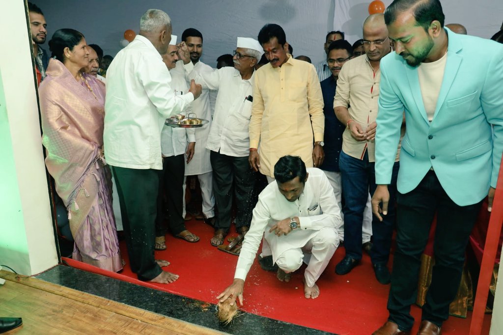 yogeshmulikbjp's tweet photo. श्री अतुल गलांडे यांनी नव्याने सुरू केलेल्या रॉयल फिटनेस क्लब जिमच्या उद्घाटनाप्रसंगी उपस्थित राहून पुढील वाटचालीसाठी शुभेच्छा दिल्या.

#openningceremony #gym #fitness #Yogeshmulik #vadgaonsheri #Pune https://t.co/feLXDi4s9t