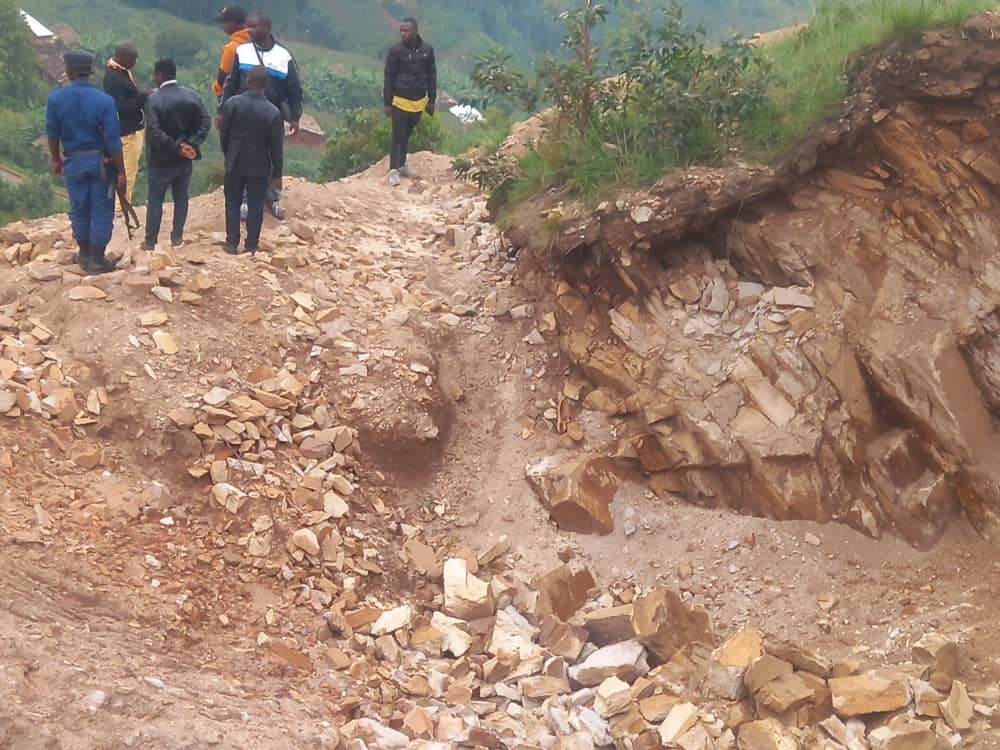 MagazineJimbere's tweet photo. 🪨🧾 Pour avoir dépassé les limites fixées du terrain leur accordé, 3 extracteurs de pierres de construction sur la colline #Ruganza (@KayanzaProvince) ont écopé chacun d'une amende de 100.000 Fbu ce 29/01/2024 et ont reçu l'ordre de remblayer les trous creusés

#Burundi https://t.co/2fSuNr03fT