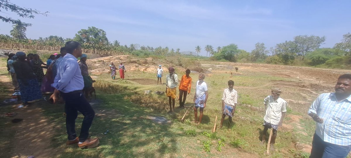 MgnregsChn's tweet photo. ಮಾನ್ಯ ಮುಖ್ಯ ಕಾರ್ಯನಿರ್ವಾಹಕ ಅಧಿಕಾರಿಗಳು ಇಂದು ಚಾಮರಾಜನಗರ ತಾಲ್ಲೂಕಿನ ಹರದನಹಳ್ಳಿ ಮತ್ತು ಅಮಚವಾಡಿ ಗ್ರಾಮ ಪಂಚಾಯಿತಿ ವ್ಯಾಪ್ತಿಯಲ್ಲಿ ನರೇಗಾ ಯೋಜನೆಯಡಿ ಕೈಗೊಂಡಿರುವ ಕಾಮಗಾರಿ ಸ್ಥಳಕ್ಕೆ ಭೇಟಿ ನೀಡಿ ಕಾಮಗಾರಿ ಪರಿಶೀಲನೆ ಮಾಡಿದರು https://t.co/veTylz2yPm
