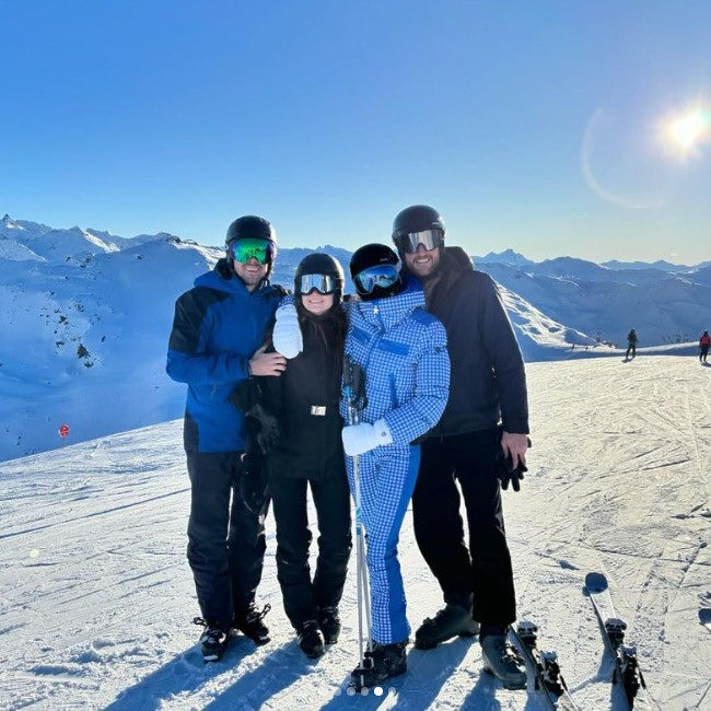 BANGShowbiz's tweet image. bangpremier.com/story/8/300110…
Sophie Turner and Peregrine Pearson are Instagram official and were picturing together on a skiing holiday.
Do you ship them?
#BANGPremier #SophieTurner #PeregrinePearson #CelebrityRelationships