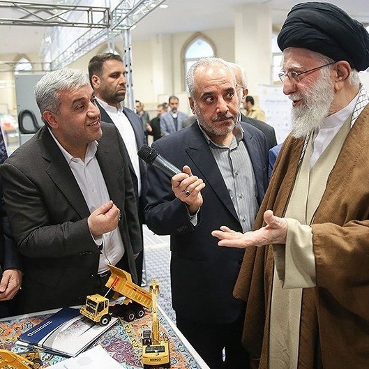 Mojtabapacino's tweet photo. فکر کن از ترس جونش و امنیت، کل نمایشگاه تولیدات داخلی رو بردن حسینیه‌ش که ببینه.
ترس از نابود شدن این شکلیه...
#مهسا_امینی https://t.co/qHU3lbREdK
