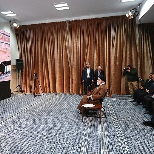 Mojtabapacino's tweet photo. فکر کن از ترس جونش و امنیت، کل نمایشگاه تولیدات داخلی رو بردن حسینیه‌ش که ببینه.
ترس از نابود شدن این شکلیه...
#مهسا_امینی https://t.co/qHU3lbREdK