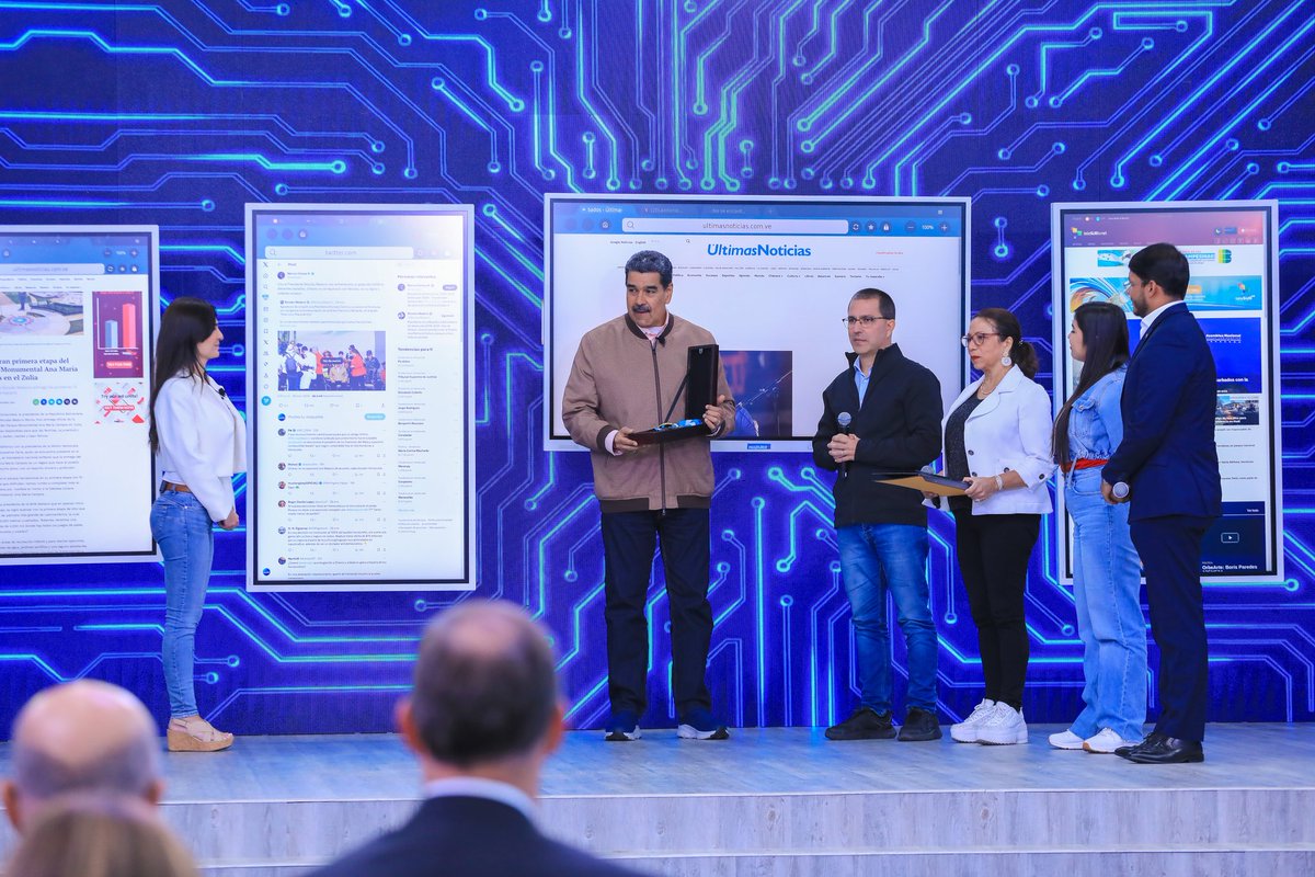 NicolasMaduro's tweet photo. En todo el país se está dando el gran debate y la consulta nacional de las 7 Transformaciones que Venezuela necesita, realizando asambleas con todos los sectores y gobernando junto al Poder Popular. Con el ingenio y la creatividad de un pueblo consciente, los trabajadores, campesinos, la juventud y los movimientos sociales cabalgaremos victoriosos al 2030.