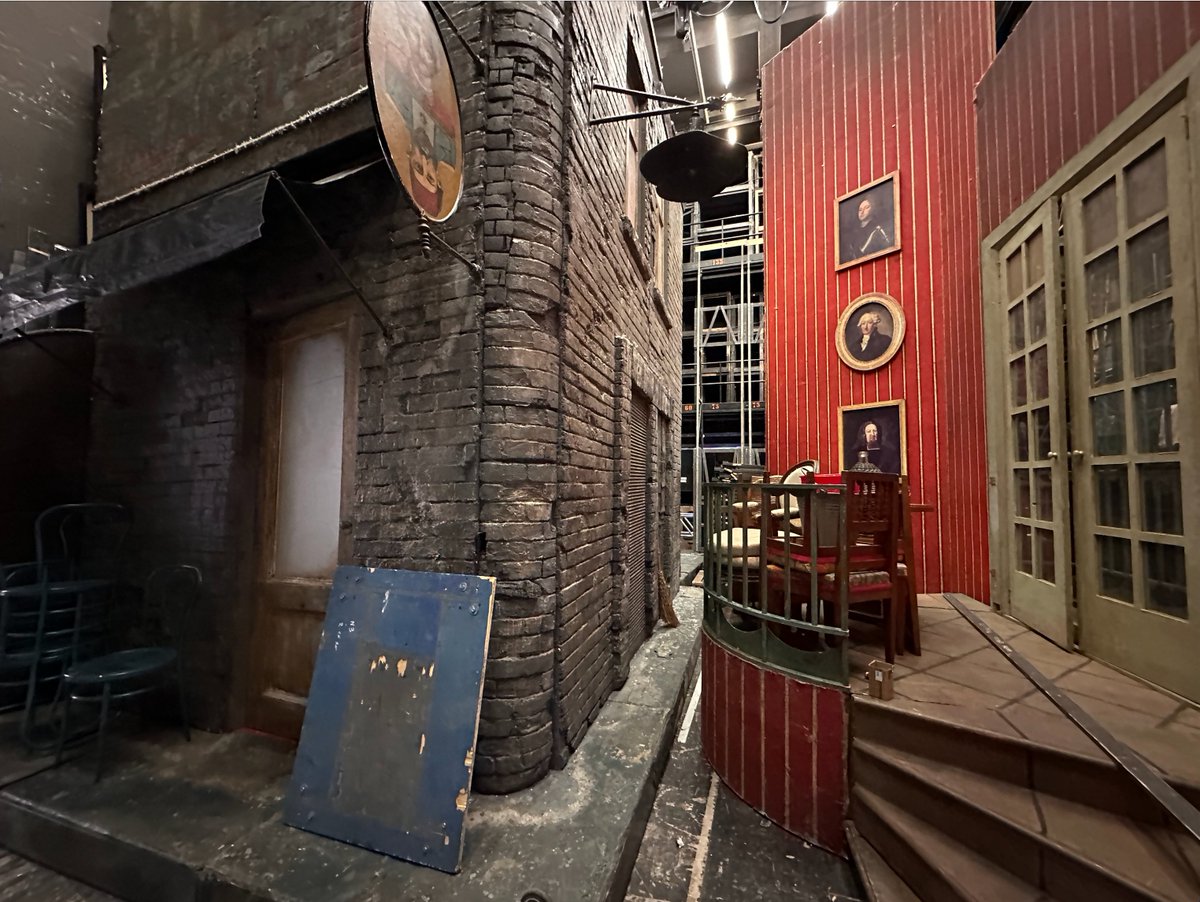 teatrolafenice's tweet image. Dietro le quinte le due scene del nostro #CarnevaleVenezia2024: da una parte "La bohème" che oggi a partire dalle 15:30 riproviamo tutta di seguito e dall'altra "Il barbiere di Siviglia" che andrà in scena per la terza volta domani sera alle 19:00