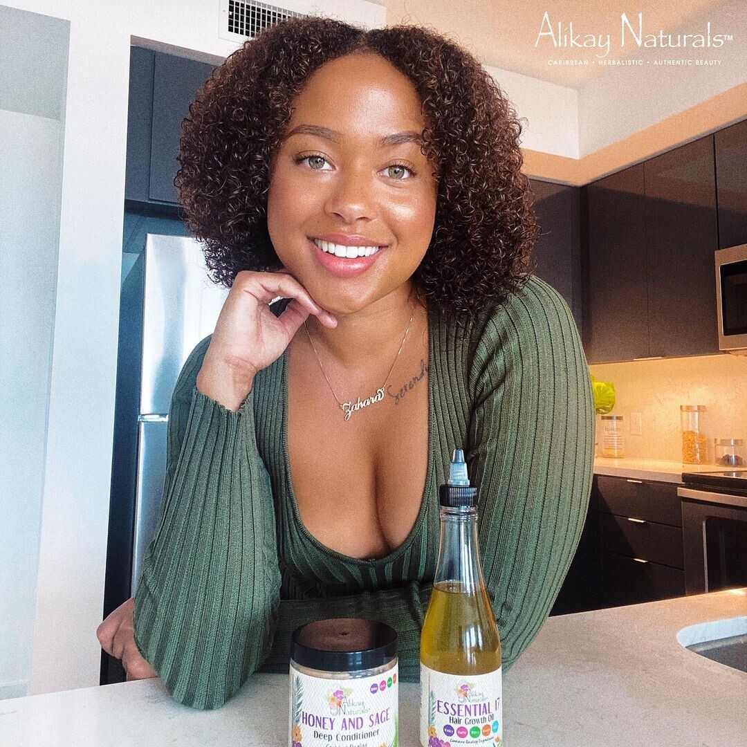 Our #honeyandsagedeepconditioner isn’t just a must; it’s a necessity!

📸 @amazedbykay