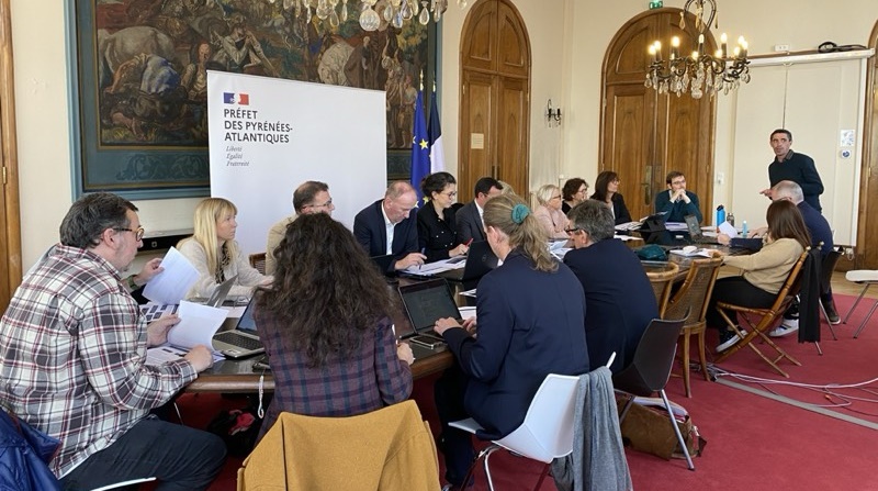 Lancement de COPIN64, gouvernance territoriale de #FNE dans #le64 : <a href="/Prefet64/">Préfet des Pyrénées-Atlantiques</a> et <a href="/lafibre64/">Syndicat Mixte La Fibre64</a> ont réuni le premier Comité Stratégique dans lequel se sont engagés 21 partenaires. Prochaine étape : élaboration d'une feuille de route 2024-2027 de l'#inclusion #numerique.
