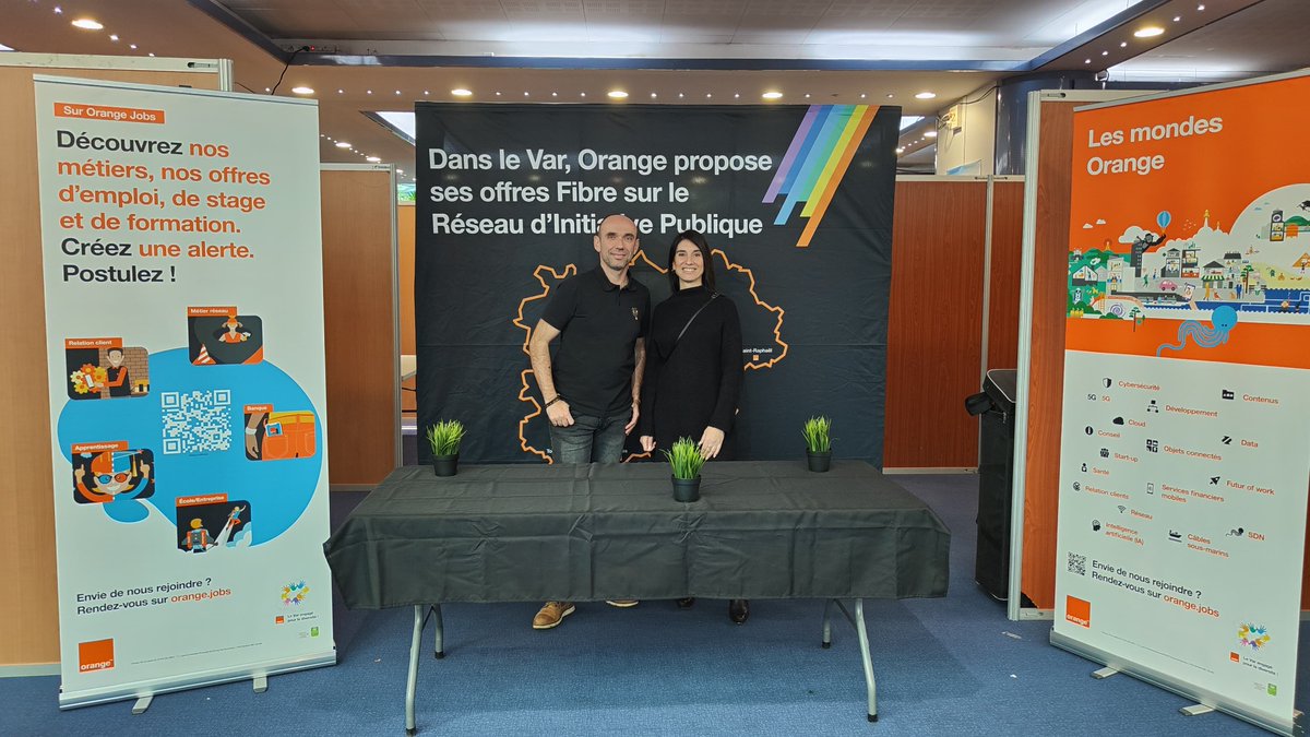 OrangePACA's tweet photo. 🎯 Ils étaient 466 collégiens à participer & découvrir nos métiers lors du forum "RENCONTRE TON MÉTIER" à @villedhyeres
Grâce à #FaceVar, nous avons pu présenter les métiers @OrangePACA, les réseaux, la data.. 👷♀️📶
Et si on se retrouvait dans quelques années chez Orange ?🔮🟧 https://t.co/zhbuMZ58Q9