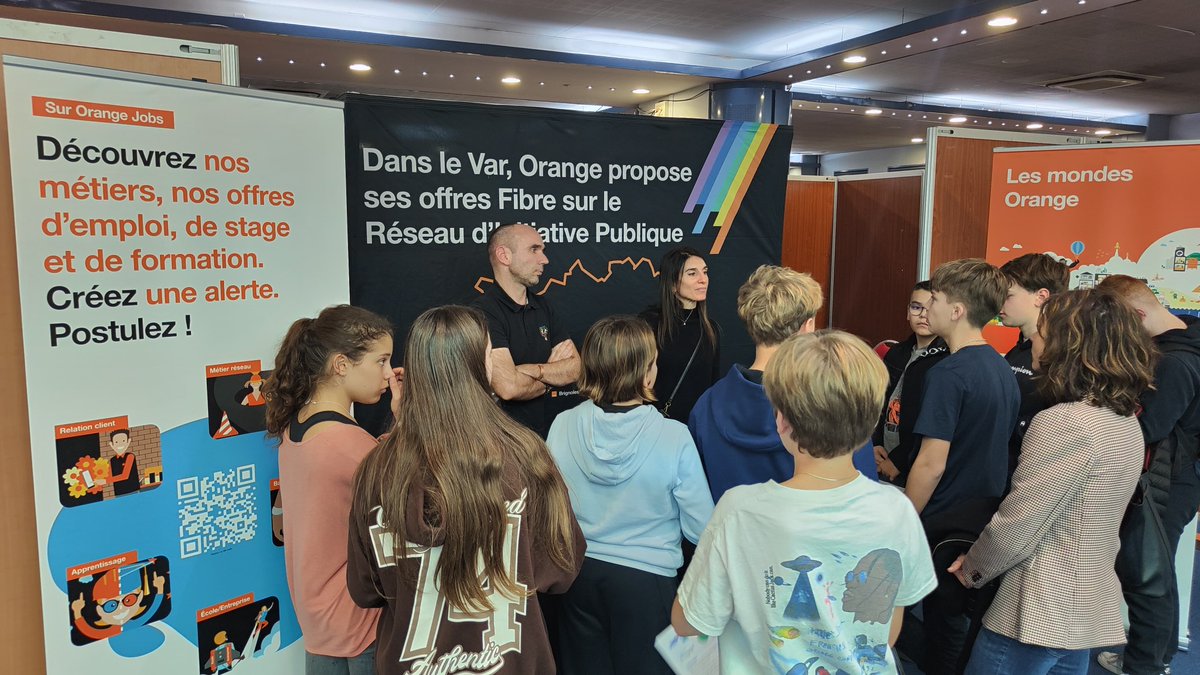 OrangePACA's tweet photo. 🎯 Ils étaient 466 collégiens à participer & découvrir nos métiers lors du forum "RENCONTRE TON MÉTIER" à @villedhyeres
Grâce à #FaceVar, nous avons pu présenter les métiers @OrangePACA, les réseaux, la data.. 👷♀️📶
Et si on se retrouvait dans quelques années chez Orange ?🔮🟧 https://t.co/zhbuMZ58Q9