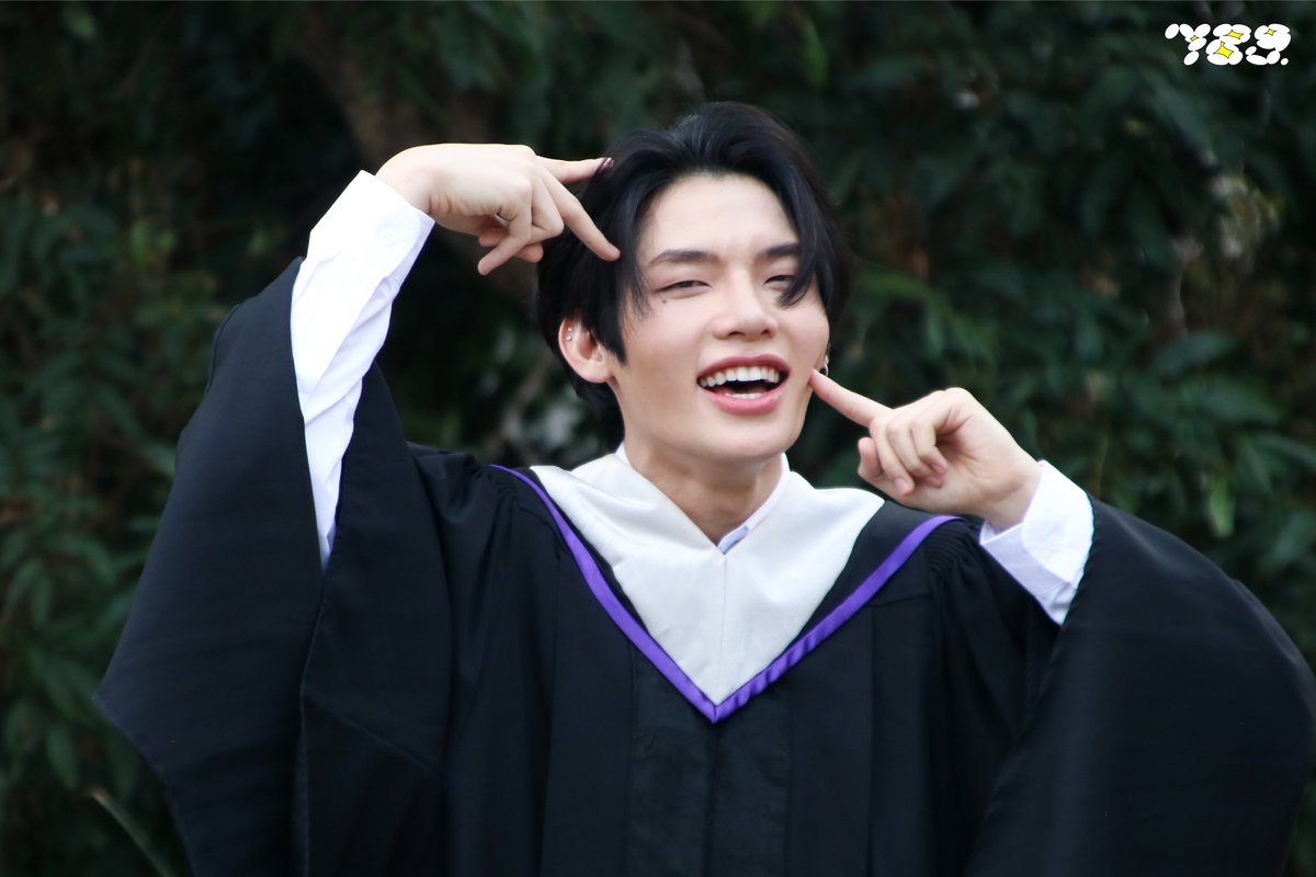 789SURVIVAL's tweet photo. ขอแสดงความยินดีกับ มิน - ธนกฤต ยิ่งวัฒนกุล ที่จบการศึกษาระดับปริญญาตรีจากคณะการสื่อสารมวลชน สาขาวิชาการสื่อสารมวลชน วิชาเอกการผลิตสื่อสร้างสรรค์ มหาวิทยาลัยเชียงใหม่

#MINthanakrit
#พี่มินบัณฑิตSonrayคนแรก
#789TRAINEE https://t.co/6i1p2ZQpsD