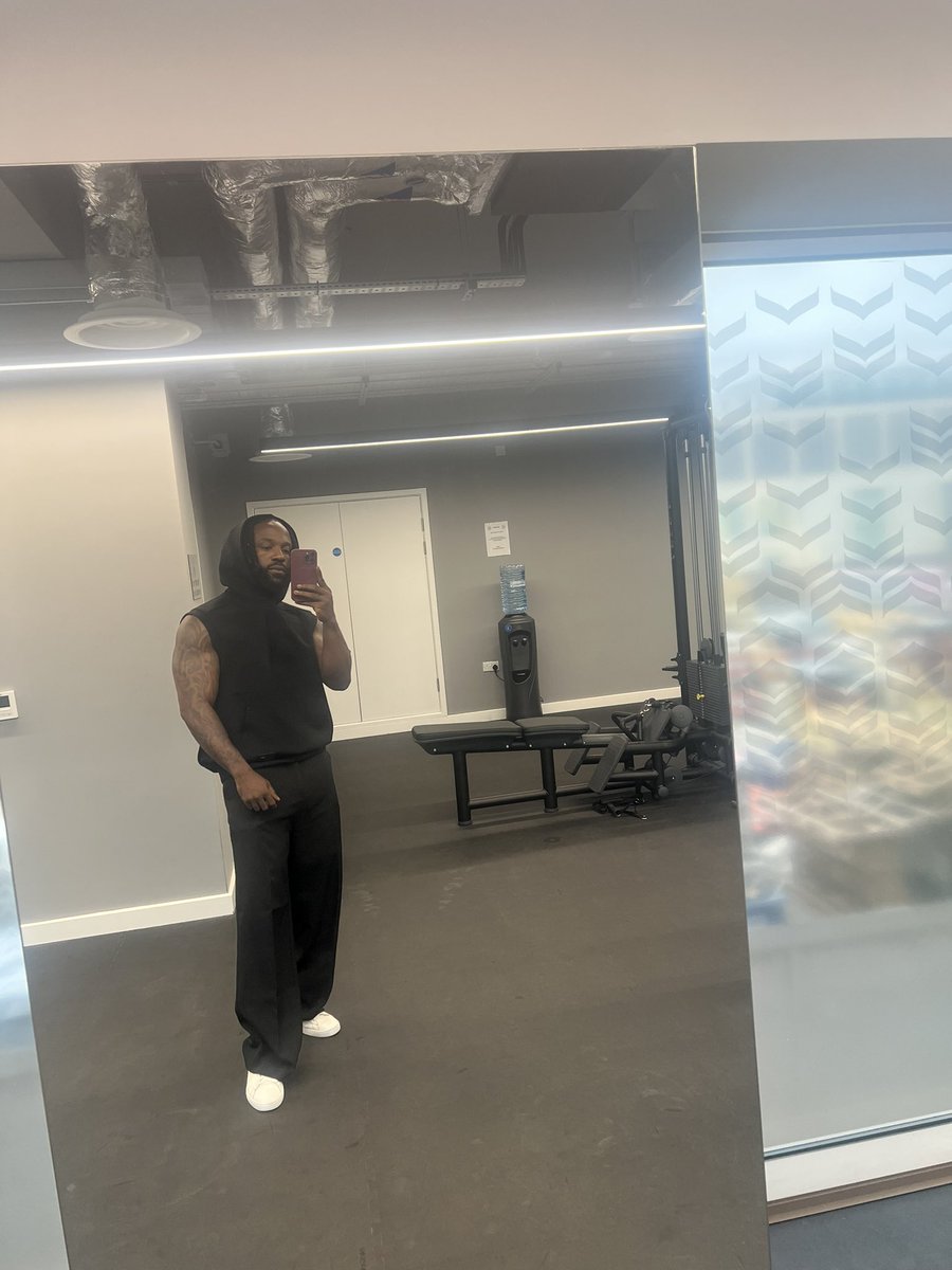 Iyanya's tweet photo. London we outside.
Tomorrow in Paris Performing with @davido and then.
Paris we head to Kenya, Tanzania, Uganda.
Back to London and then Madrid all in 2weeks let’s get it 🤟🤟🤟 https://t.co/55RY3CRMGT