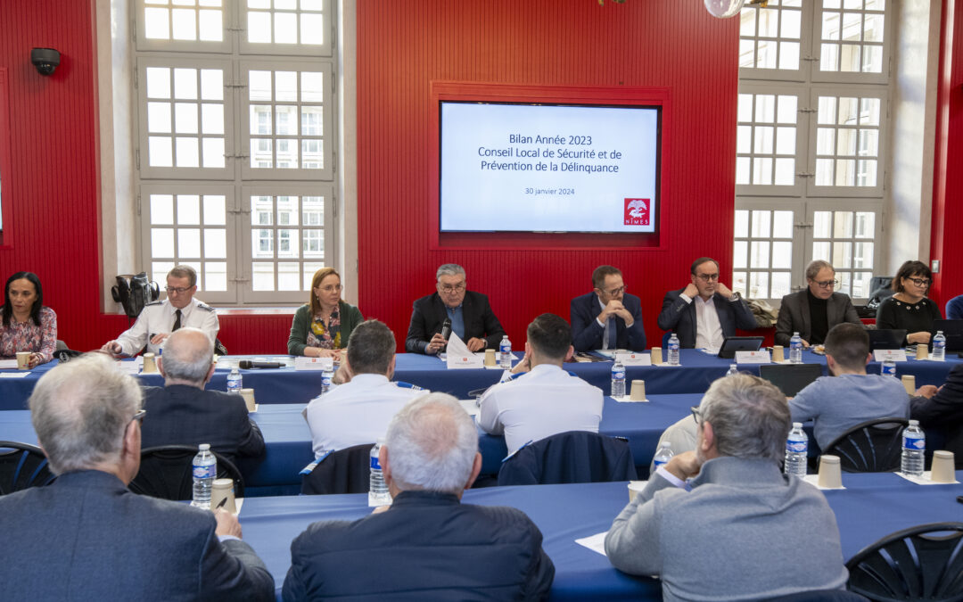 nimes's tweet photo. 👮 Sécurité et prévention de la délinquance : contrat rempli pour la Ville de Nîmes, 2 ans après la signature de son CLSPD
Toutes les infos ici ▶ https://t.co/3mCHb3jlfa https://t.co/TnNmzFdrWC