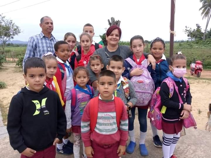 Como ya es cotidiano, <a href="/YamileRamosCord/">Yamilé Ramos Cordero</a>, en las vegas junto a los productores y en escuelas con los niños.
Hoy al amanecer comparte, con #GenteQueSuma, en #SanLuis, #PinardelRío, como parte de una visita del Buró Prov del <a href="/PartidoPCC/">Partido Comunista de Cuba</a>, para impulsar las tareas principales 

#Cuba
