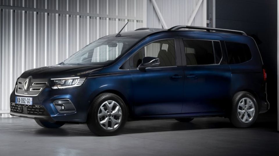 ChanasAuto's tweet image. Découvrez le Nouveau Renault Grand Kangoo : sept places spacieuses, design SUV audacieux, et choix entre électrique, essence et diesel. Volume de coffre impressionnant, commandes ouvertes début 2024. 
#GrandKangoo #Renault #chanasauto