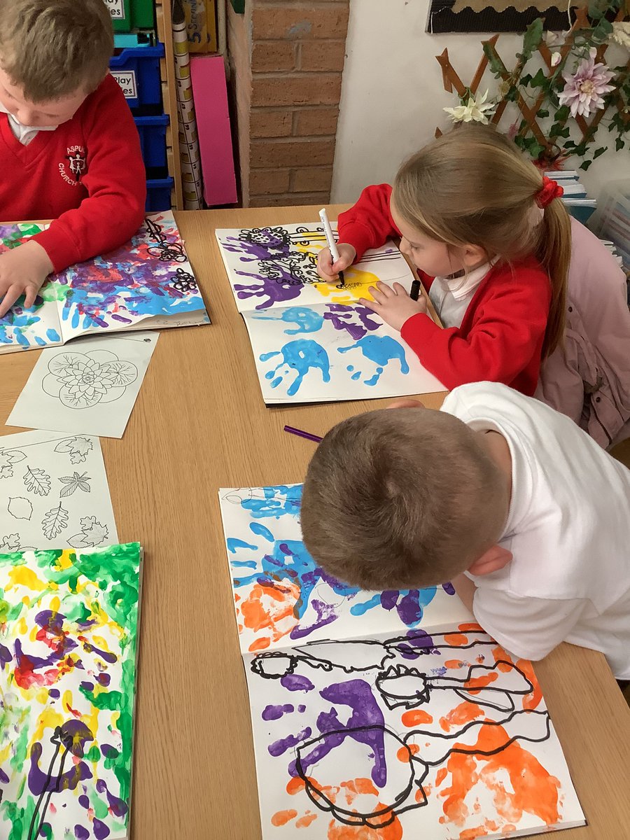 Class1Aspull's tweet image. We drew flowers and plants using pencils over our prints. Then we went over the drawings with black pen. Finally we worked chalk into the background areas. What beautiful pieces of art we’ve created #acpsart