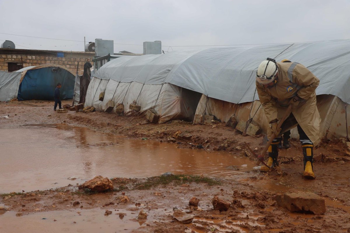 نكاد نتجمد من البرد 💔 حال المخيمات في شمال غرب سوريا وسط قلة المساعدات الإنسانية التي تهدد الملايين