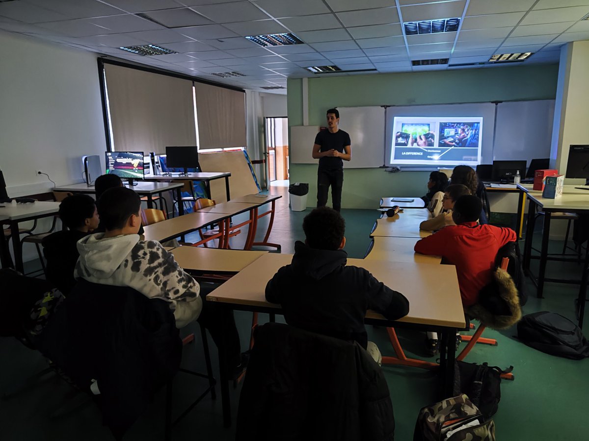 DrChappaz's tweet photo. Top départ pour le projet #EducEsport au @ClgLesPyramides ! Un projet dans l'@acversailles porté par @armateam et accompagné par la @DANEVersailles.
Les premiers élèves découvrent en ce moment les ateliers que je co-anime avec ArmaTeam. https://t.co/UFTAth40DP