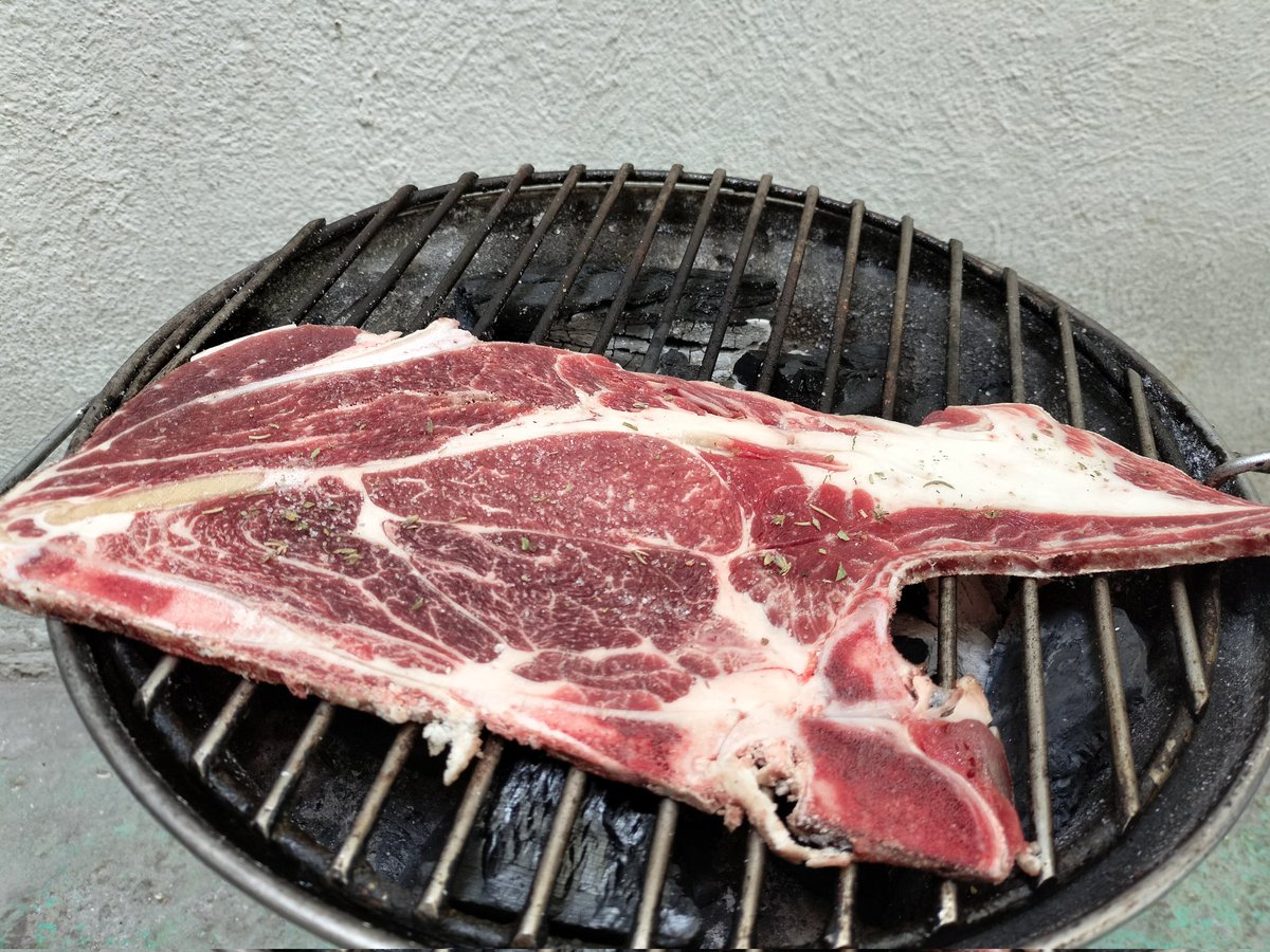 MalucoMichael's tweet photo. Ayer echamos el diesmillo alv 🔥♉. #OTDirecto30E #ayer #SophieEnJeroen #echamos #SuicideSquadGame #el #TopChefCHV #diesmillo #cortedecarne #Sabrina #steak #cocina #Food https://t.co/CmlzNrUpzY