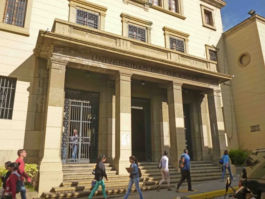 #Anuncio #30Ene Esta mañana se conoció que la universidad #ULA tendrá elección de autoridades el martes #30Abr (1ra vuelta)

Un reportaje de <a href="/AlbanyAndara/">Albany Andara</a> <a href="/EfectoCocuyo/">Efecto Cocuyo</a> revela que la Comisión Electoral trabaja solo con 2 computadoras viejas y tuvo un presupuesto de Bs 1.013 (!)