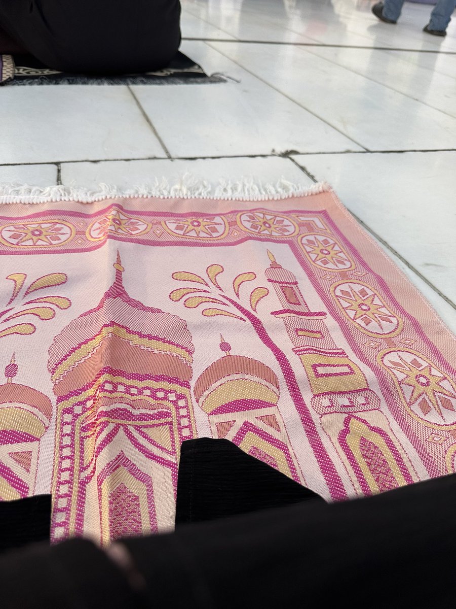 الكعبة، والقرآن، وماء زمزم، ورفيق دربيٰ، وأدعيتنا🥹♥️🕋✨.