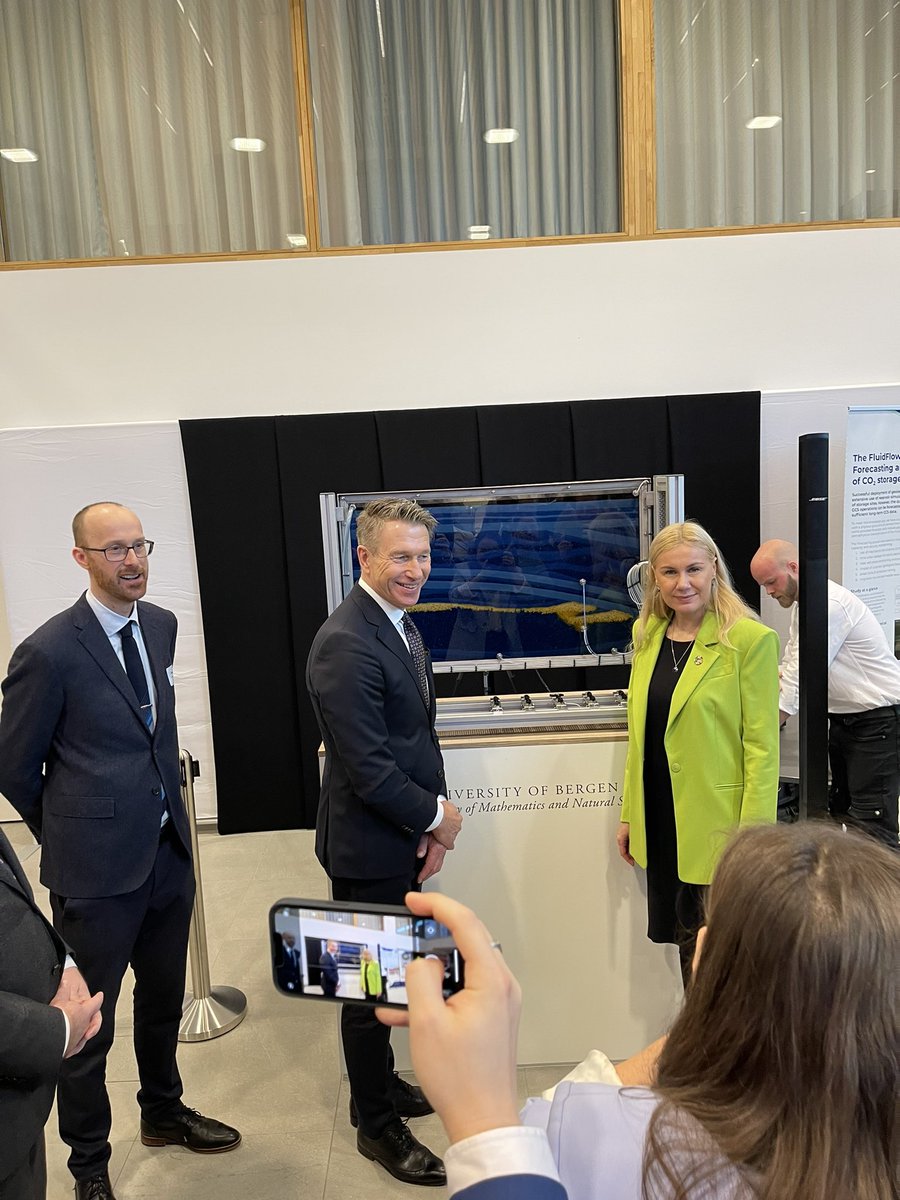 UiBBrussels's tweet photo. UiB professor, Martin Fernø opened the day with a live presentation of the ‘Fluid Flower’ demonstrating carbon sequestration. ✨

The FluidFlower concept is developed by an interdisciplinary group of researchers and engineers @UiB 😃👏

➡️Read more here: https://t.co/emelfBxkRi https://t.co/d0a9uvfgEi