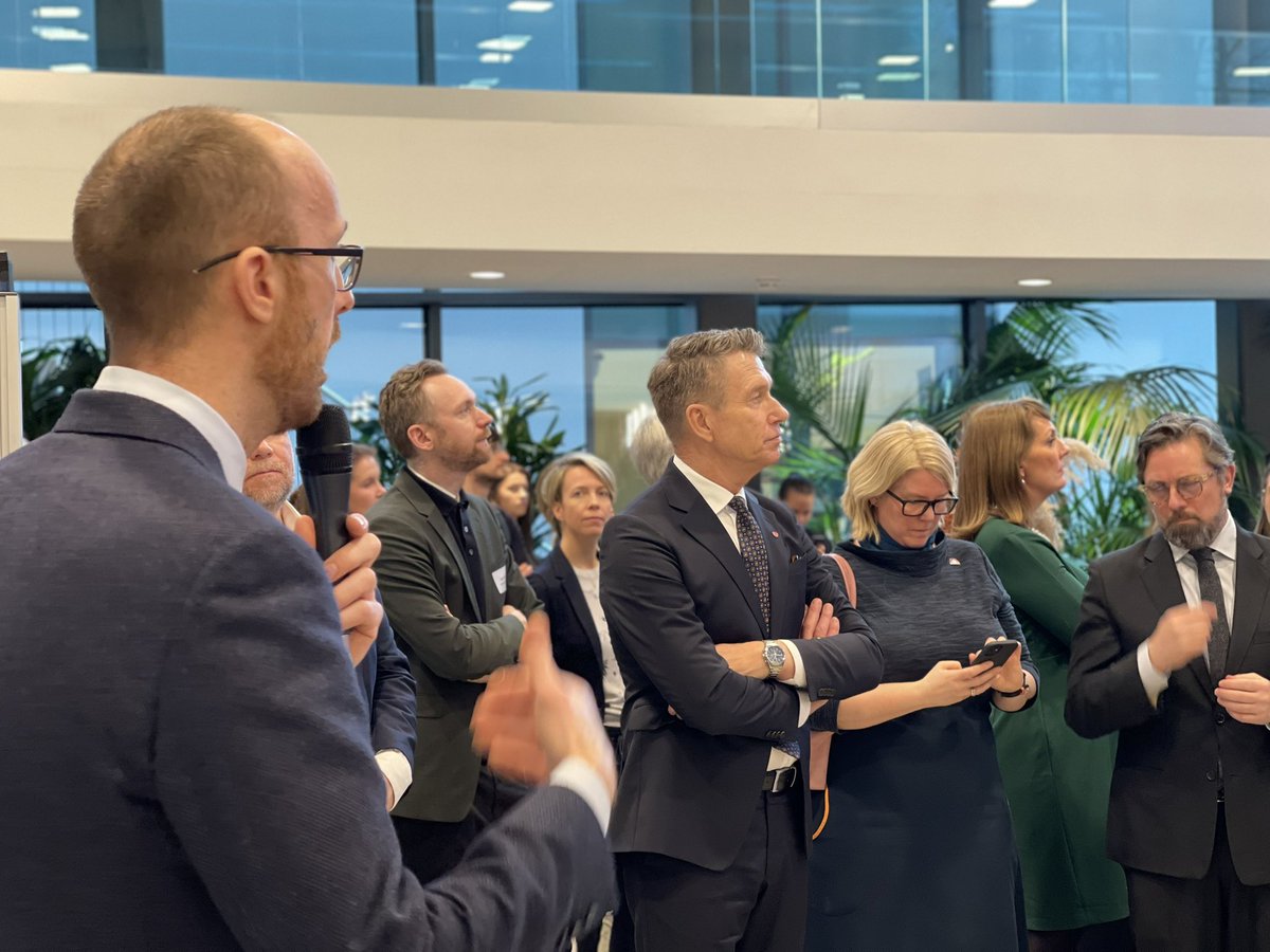 UiB Brussels Office (@uibbrussels) on Twitter photo UiB professor, Martin Fernø opened the day with a live presentation of the ‘Fluid Flower’ demonstrating carbon sequestration. ✨
The FluidFlower concept is developed by an interdisciplinary group of researchers and engineers <a href="/UiB/">Universitetet i Bergen</a> 😃👏
➡️Read more here: fluidflower.w.uib.no UiB professor, Martin Fernø opened the day with a live presentation of the ‘Fluid Flower’ demonstrating carbon sequestration. ✨
The FluidFlower concept is developed by an interdisciplinary group of researchers and engineers <a href="/UiB/">Universitetet i Bergen</a> 😃👏
➡️Read more here: fluidflower.w.uib.no