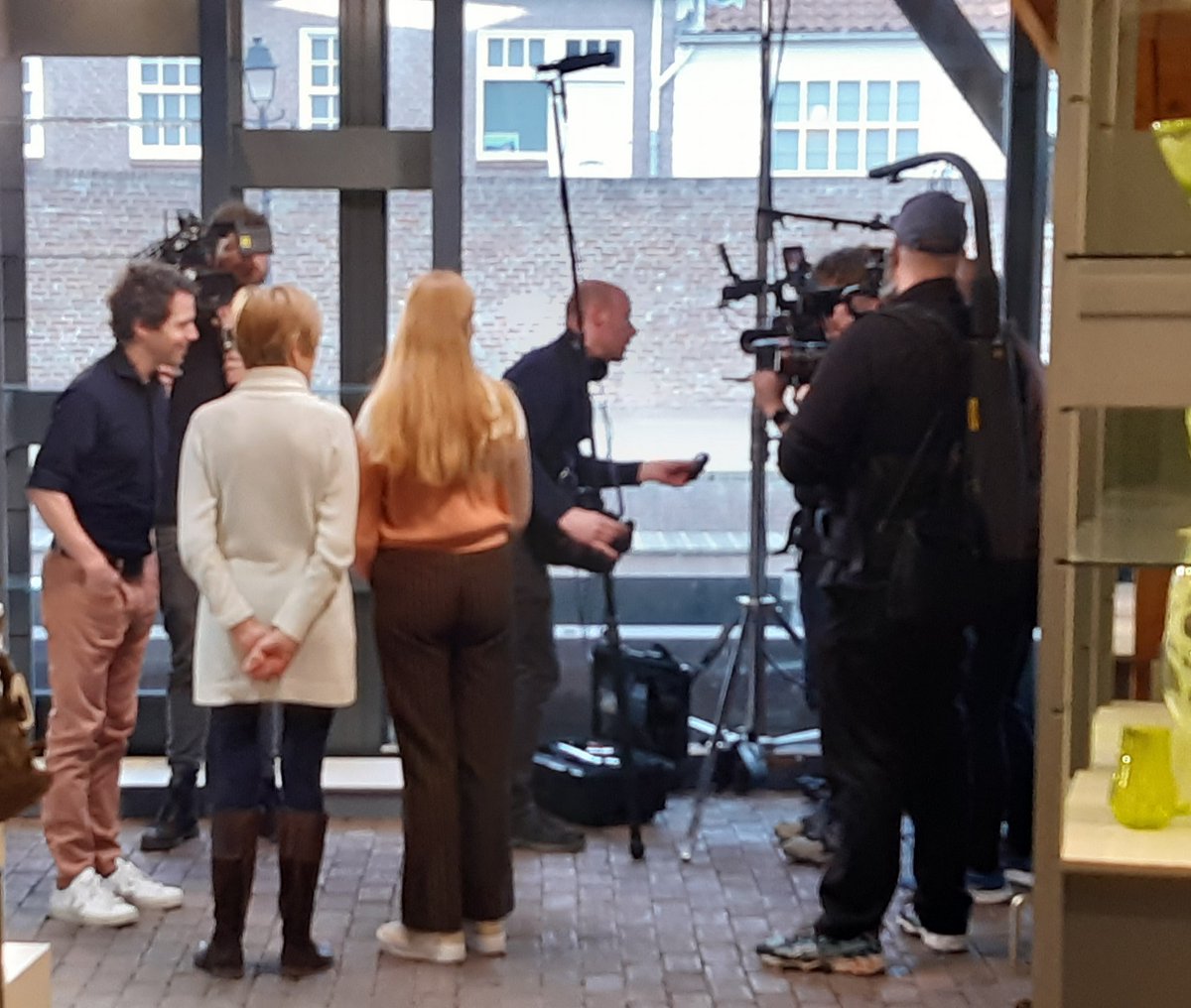 glasmuseum's tweet photo. Live opnames van het programma Mindf*ck in de glasblazerij van het Nationaal Glasmuseum. 
Victor Mids neemt bezoekers mee in zijn trucs. Natuurlijk met glas!

#glasmuseum #glasblazerij #glasuitleerdam #leerdamglasstad #vijfheerenlanden https://t.co/uzhYEkmnaT