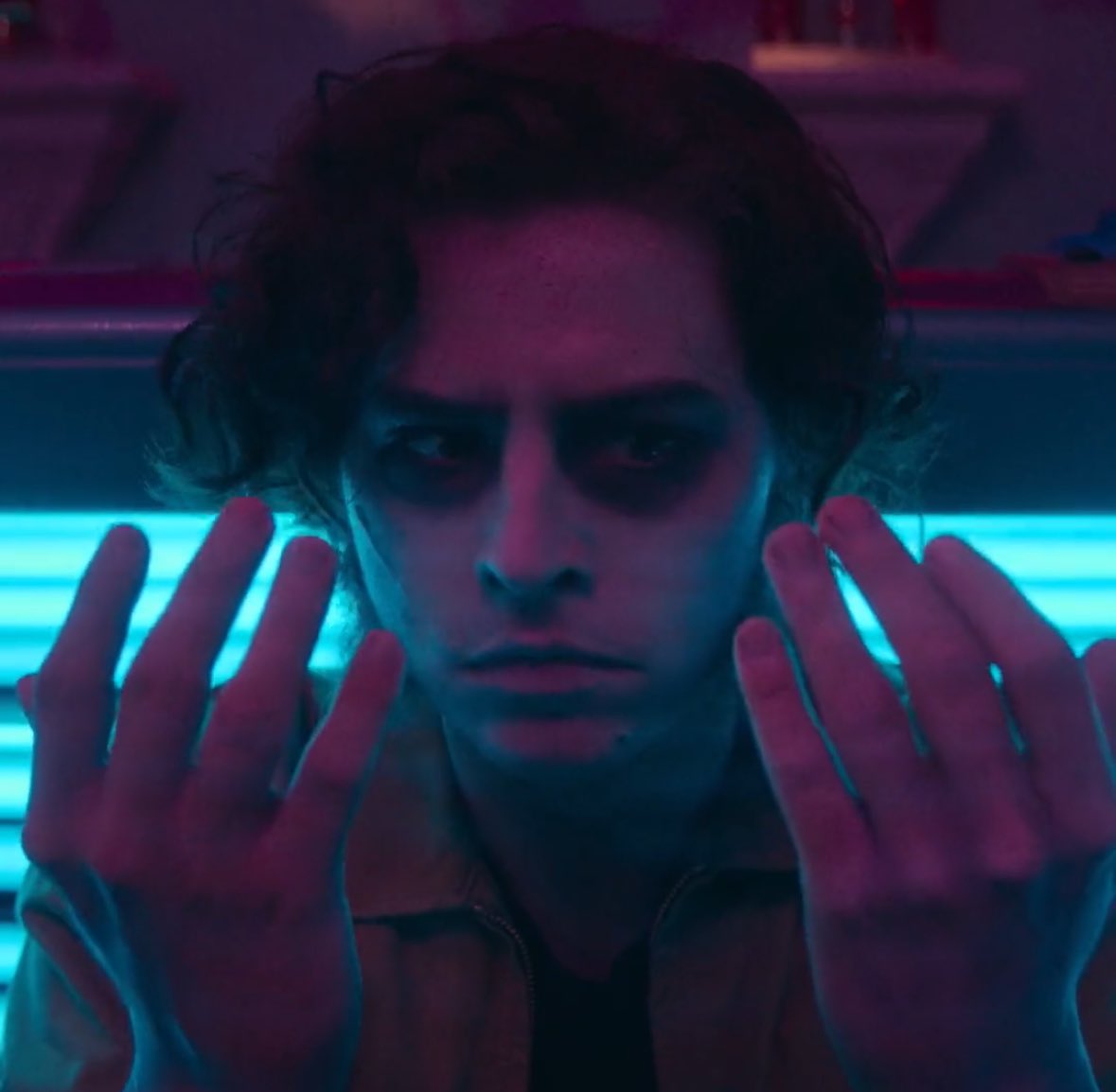 the_gnarlycarly's tweet image. Excuse me while I fan girl over spooky Cole Sprouse.