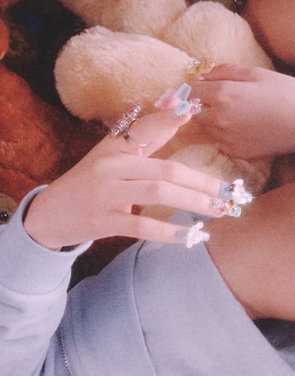 chaewiz's tweet photo. chaewon got cinnamoroll on her nails and sakura got kuromi 😭😭😭😭😭😭🩵🩵🩵🩷🩷🩷 https://t.co/ZrbQ6J5R1P