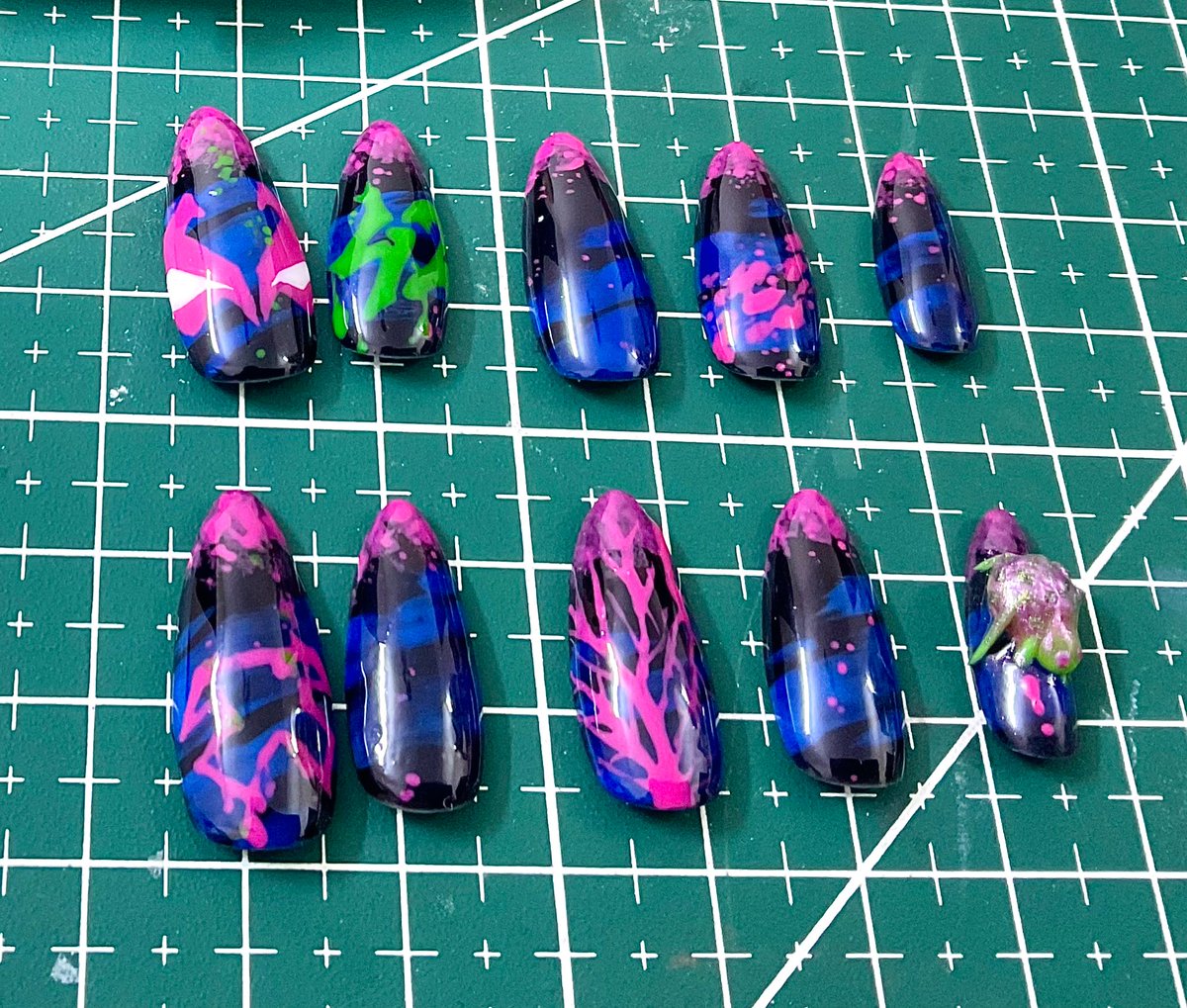silentforest17's tweet photo. Hmmm ✨💅👀🕸️

#SpiderManAcrossTheSpiderVerse #MilesMorales #Prowler #Earth42 #NailsArt #nailsdesign https://t.co/4WeutG4PJQ