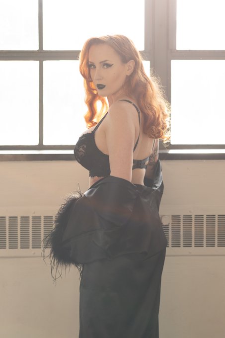 Always scantily clad near windows🖤🌞 https://t.co/pyhSTJBNaC